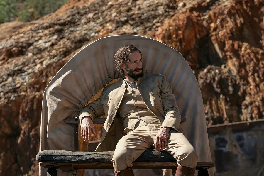 Джозеф Файннс — кадр из сериала «Молодой Шерлок»